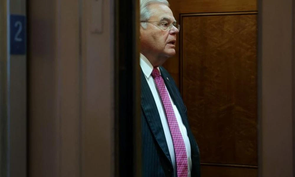 Έκανε "πολιτικές χάρες" ο Μενέντεζ; Ένα βήμα πριν την απαγγελία κατηγοριών για διαφθορά